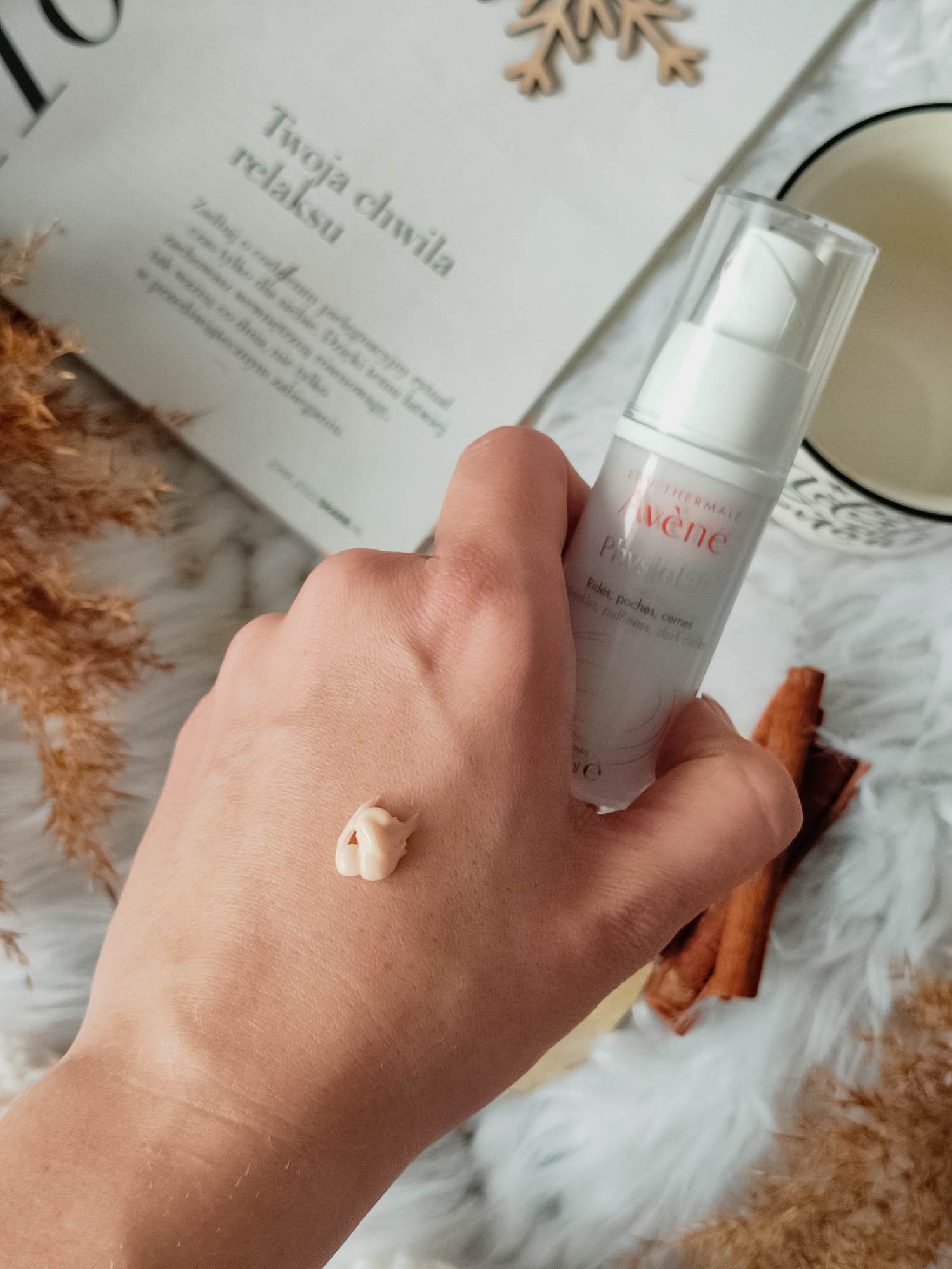 Avène PhysioLift krem pod oczy przeciw zmarszczkom, opuchnięciom i cieniom pod oczami